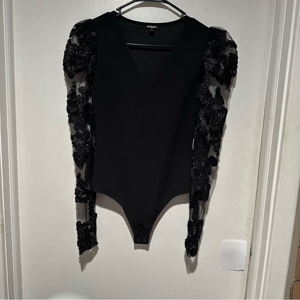 EXPRESS BLACK BODYSUIT WITH LACE SLEEVES! BRABD NEW! #101
